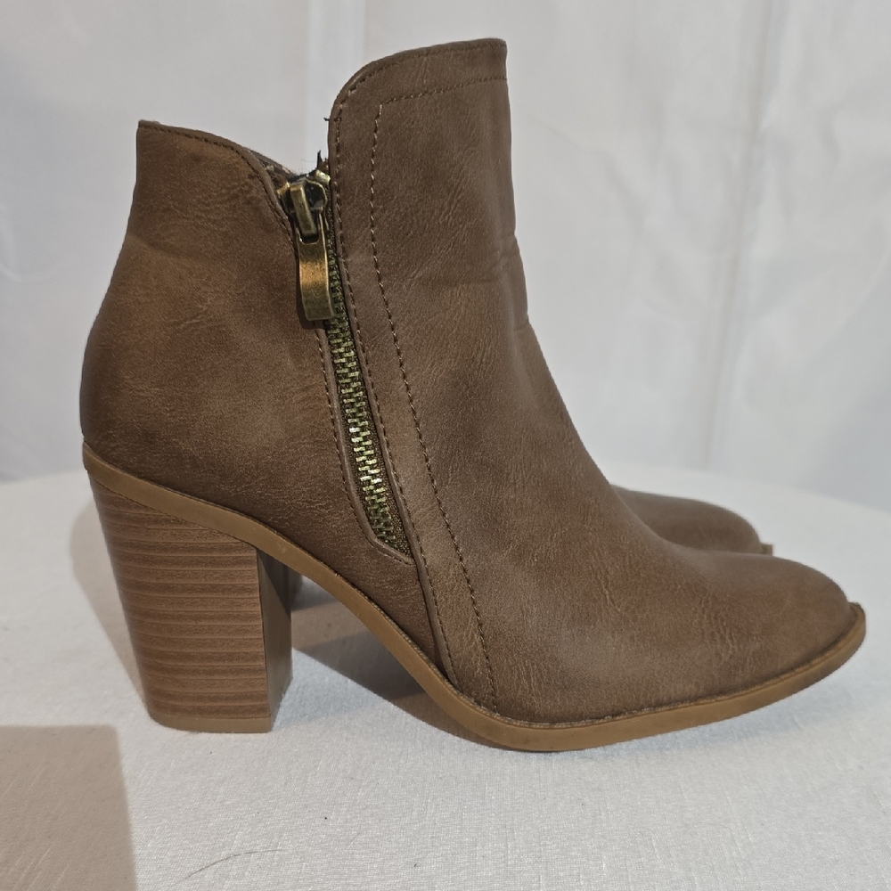 MVE Brown Ankle Boots with Zipper And Chunky Heel.